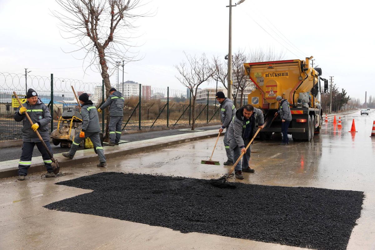 Büyükşehir bozulan ana arterleri onarıyor