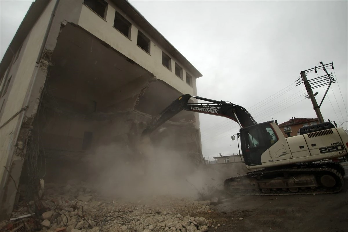 Çerkezköy\'de depreme dayanıksız okulların yıkımı sürüyor