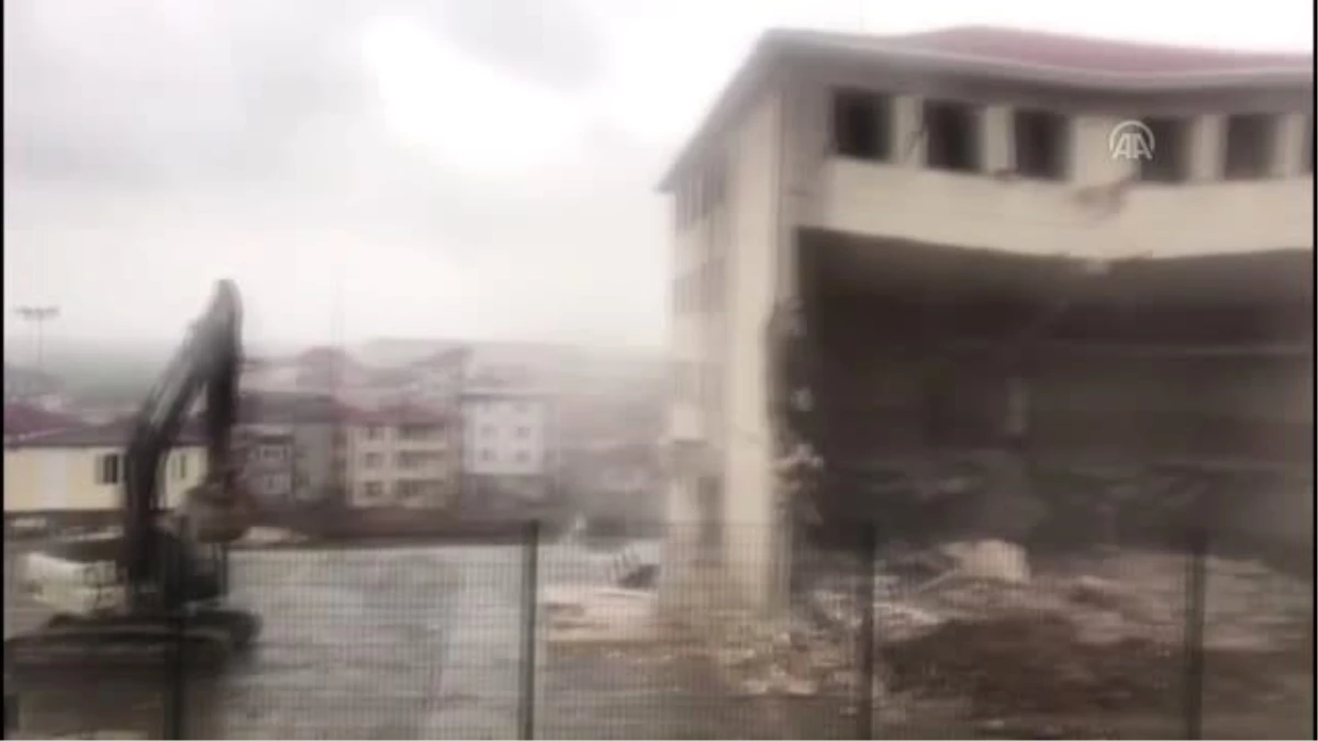 Çerkezköy\'de depreme dayanıksız olduğu belirlenen okulların yıkımı sürüyor