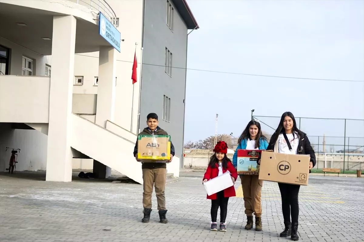 Çocukların aldığı ipler, annelerinin elinde köy çocuklarını ısıttı