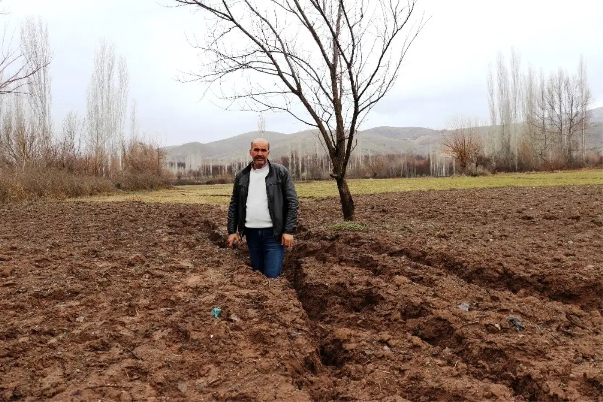 Deprem sonrasında oluşan dev yarıklar tedirgin ediyor