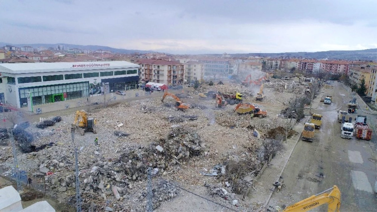 Elazığ\'da 4 bin 600 bina için yıkım kararı verilmişti, çalışmalar aralıksız devam ediyor