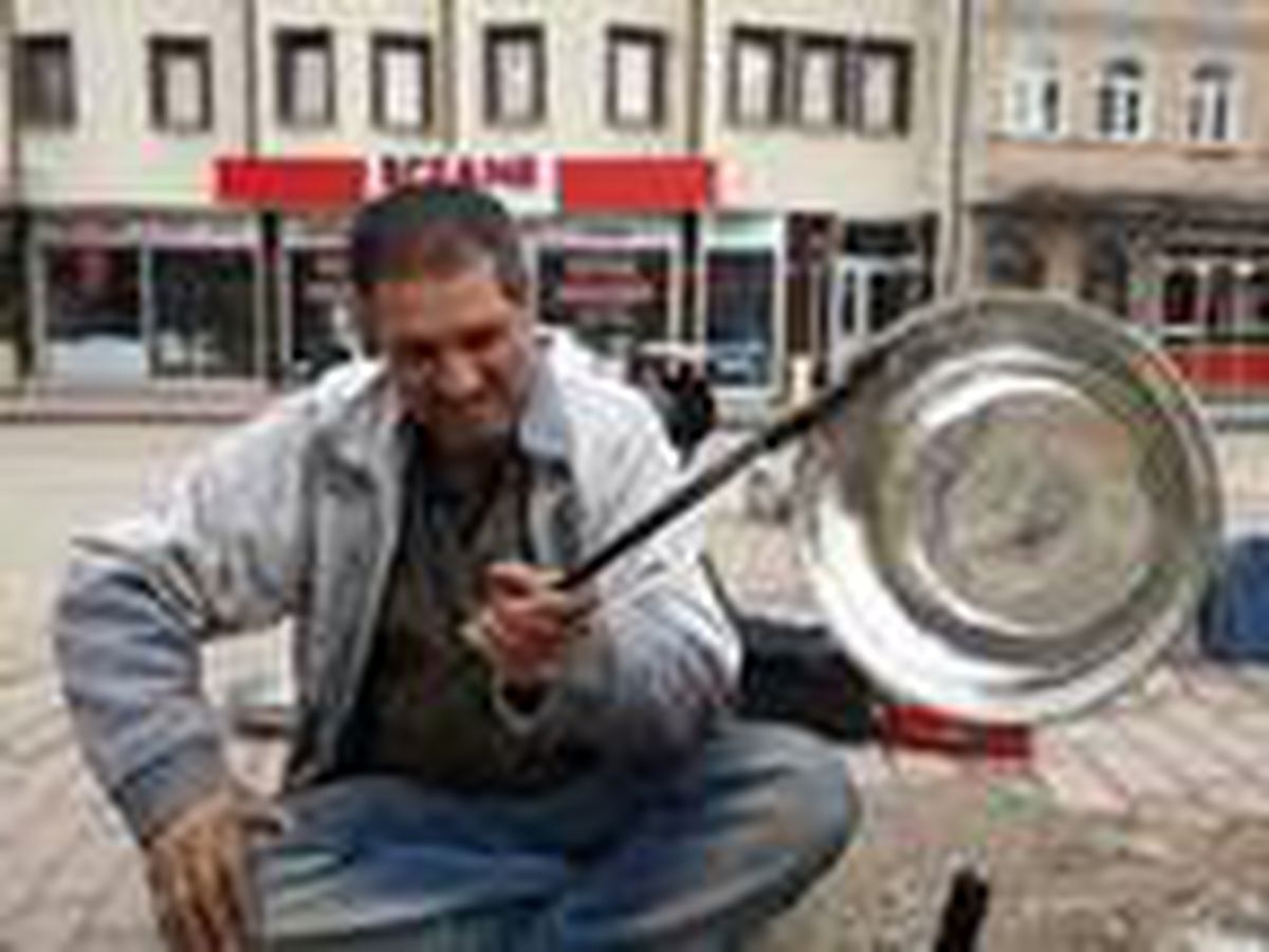 Görme engelli oğluyla birlikte geçimini kalaydan sağlıyor