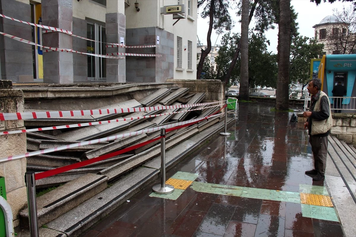 Hatay\'da, PTT şubesi olarak kullanılan tarihi taş binanın merdivenleri çöktü