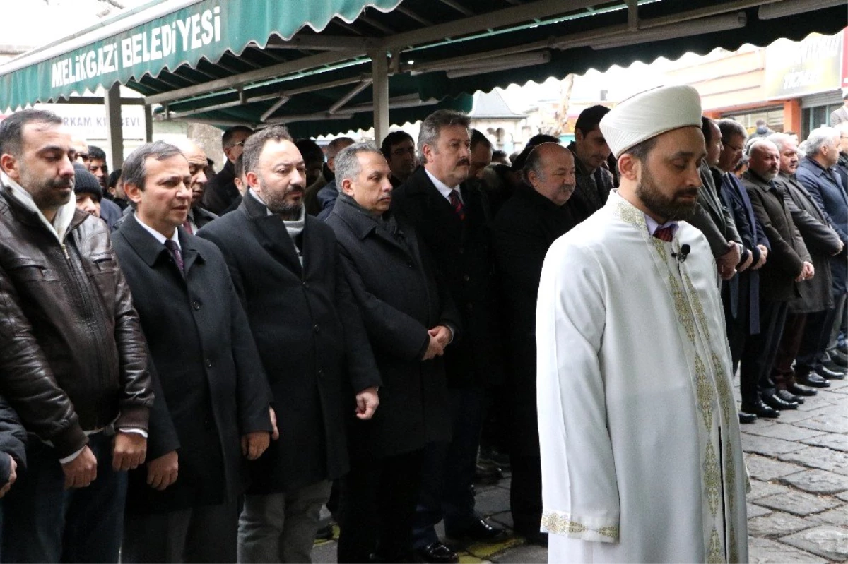 İHA Kayseri Bölge Müdürü Cem Atakan\'ın babası Mehmet Atakan Toprağa verildi