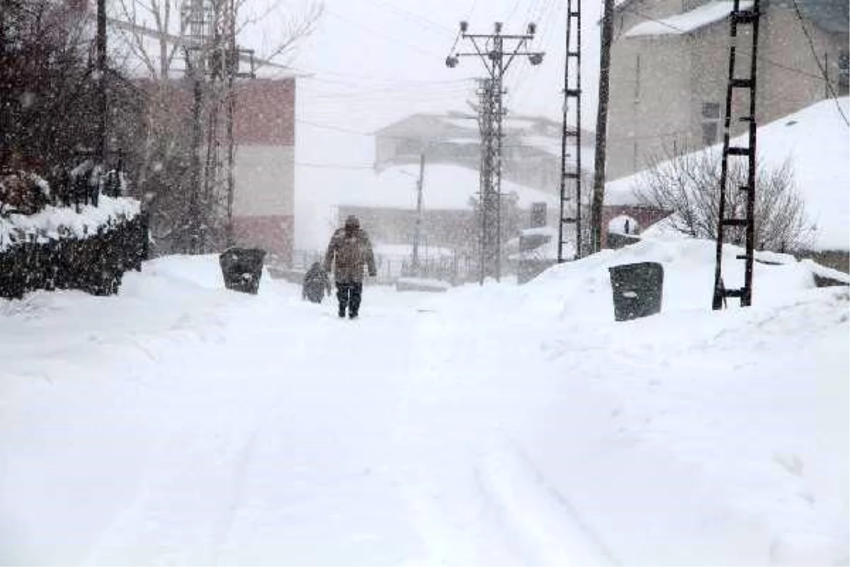 Karlıova\'da kar esareti; açılan yollar 1 saat sonra yeniden kapanıyor