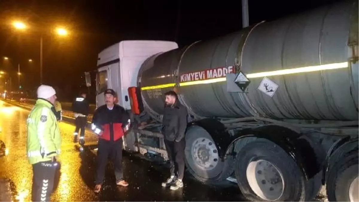 Kimyasal madde yüklü tanker refüje çarptı