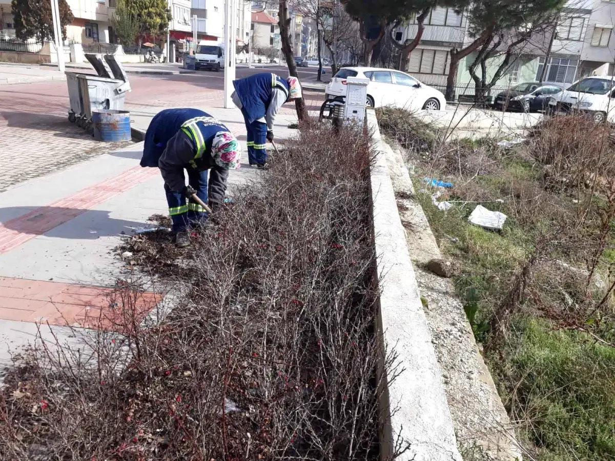 Kula Belediyesi\'nden Park ve Bahçelerde Hummalı Çalışma