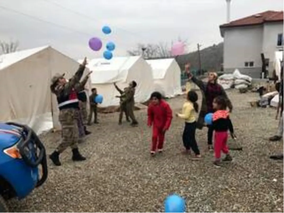 Malatya\'da jandarma depremzede çocukları yalnız bırakmadı