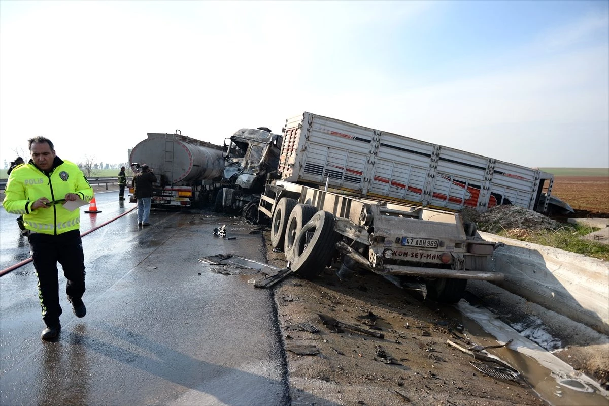 Mardin\'de tanker ile iki tırın çarpıştığı kazada 3 kişi yaralandı