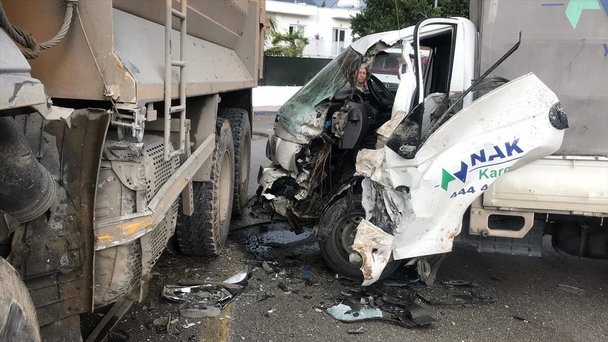 Muğla\'da kamyon ile kamyonet çarpıştı: 2 yaralı