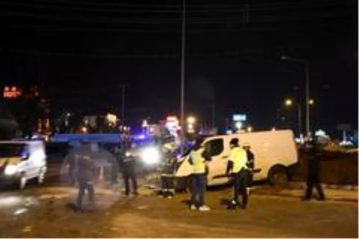 Nusaybin\'de bankaya ait para yüklü minibüs kaza yaptı: 1 yaralı