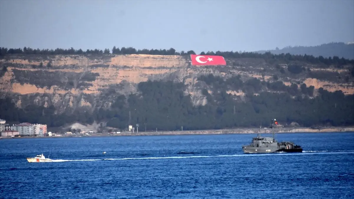 Romanya ve Almanya askeri gemileri Çanakkale Boğazı\'ndan geçti