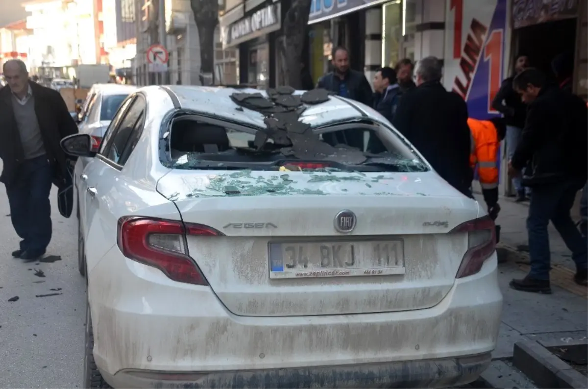 Şiddetli rüzgardan dolayı çatıdan düşen parçalar iki araca zarar verdi