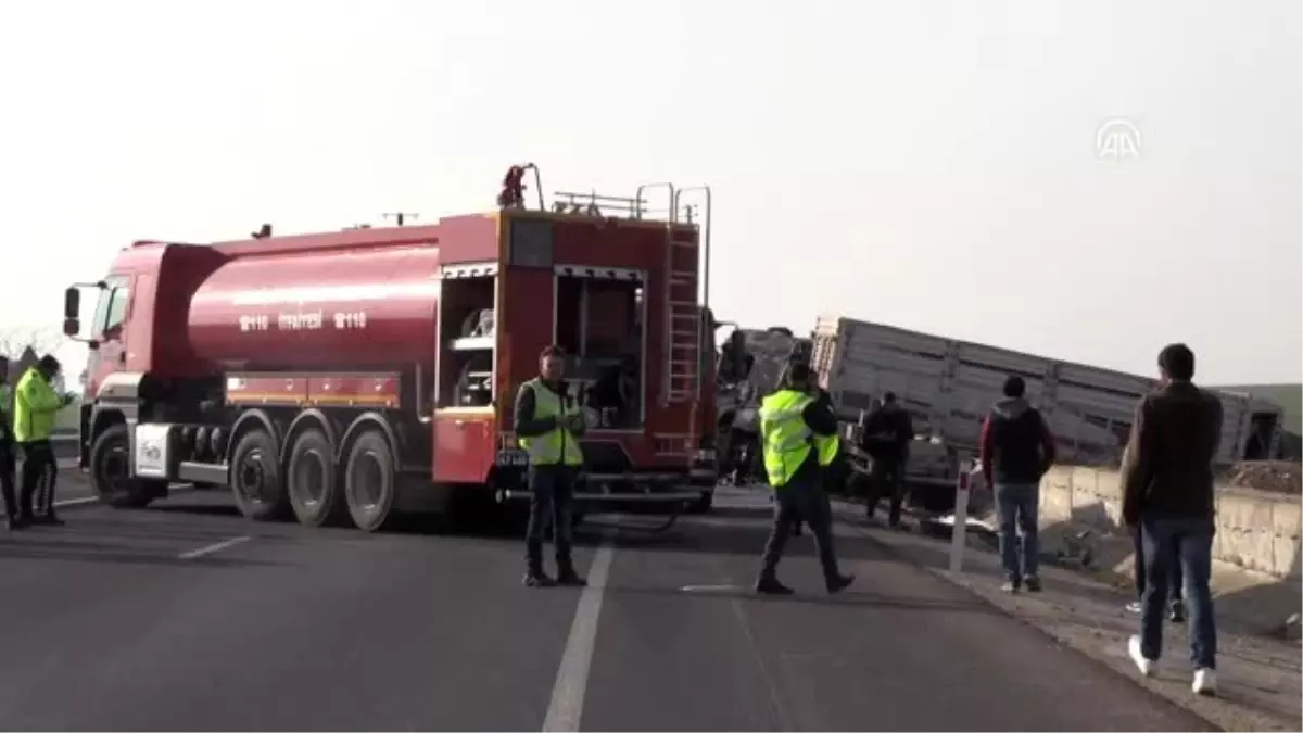 Tanker ile iki tırın çarpıştığı kazada 3 kişi yaralandı (2)