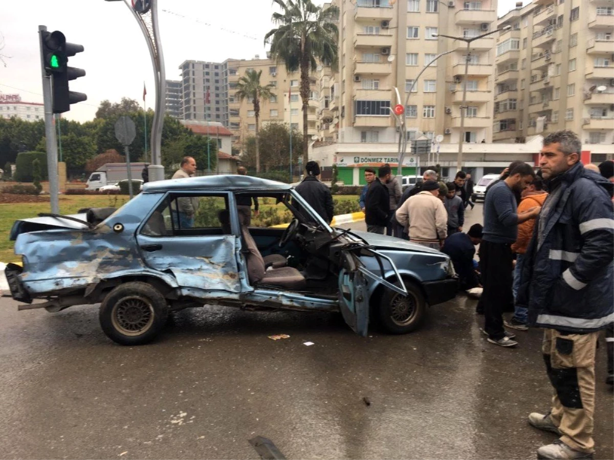 Tarsus\'ta trafik kazası: 2 yaralı