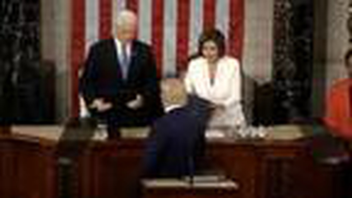 Trump Pelosi\'nin elini sıkmadı, Pelosi de Trump\'ın konuşma metnini yırttı
