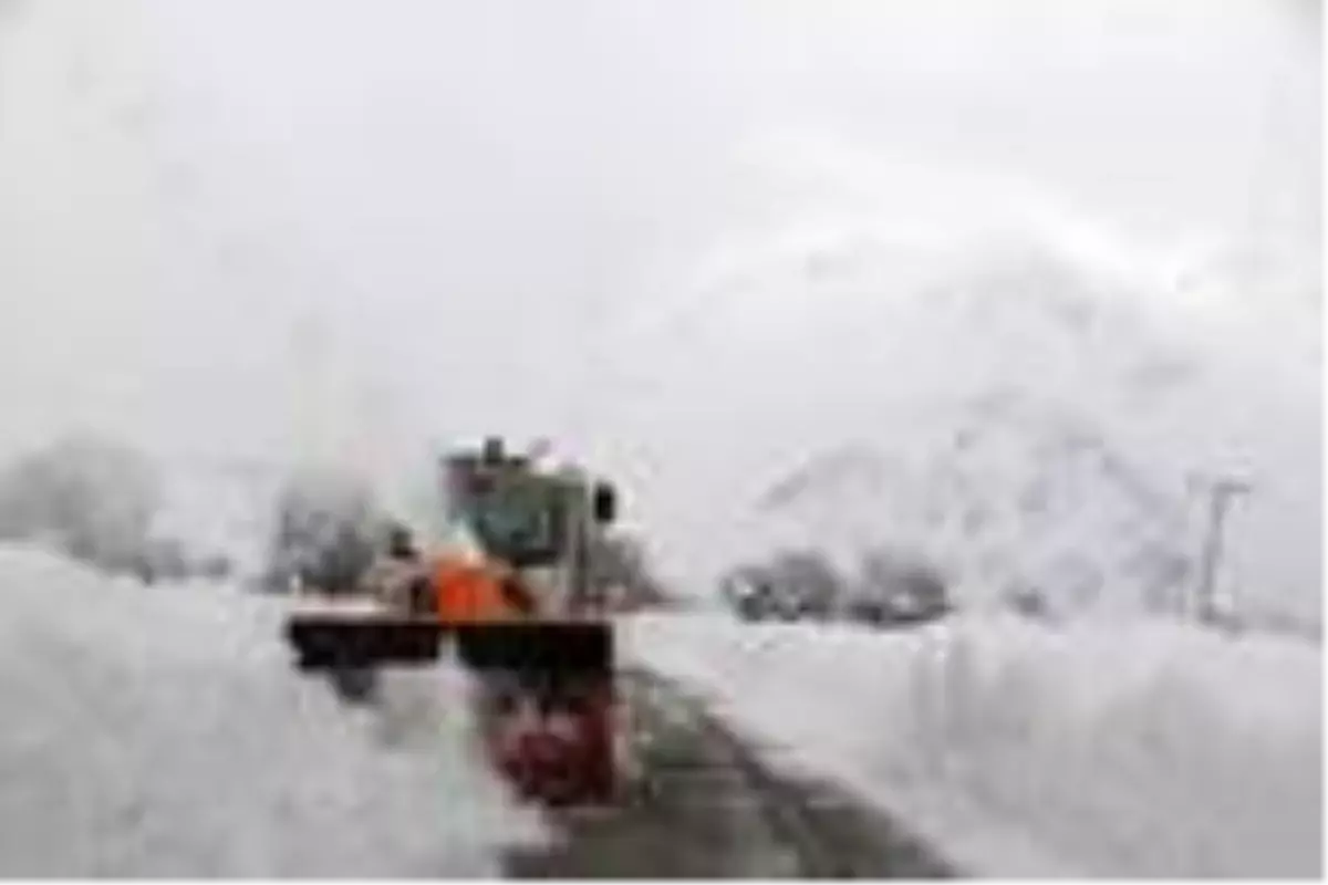 Tunceli\'de 200 köy yolu kardan kapandı