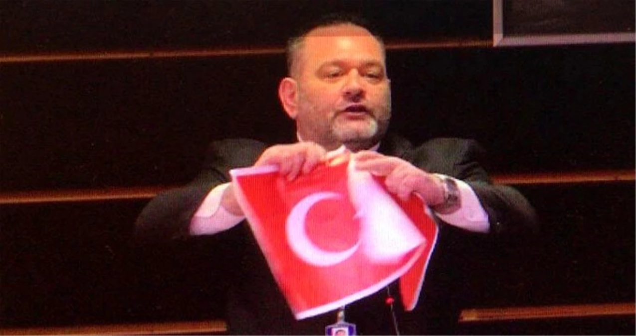 Türkücü Kenan Uçkan, Türk bayrağını yırtan ırkçı Yunan milletvekilini yumruklayarak formunu koruyor