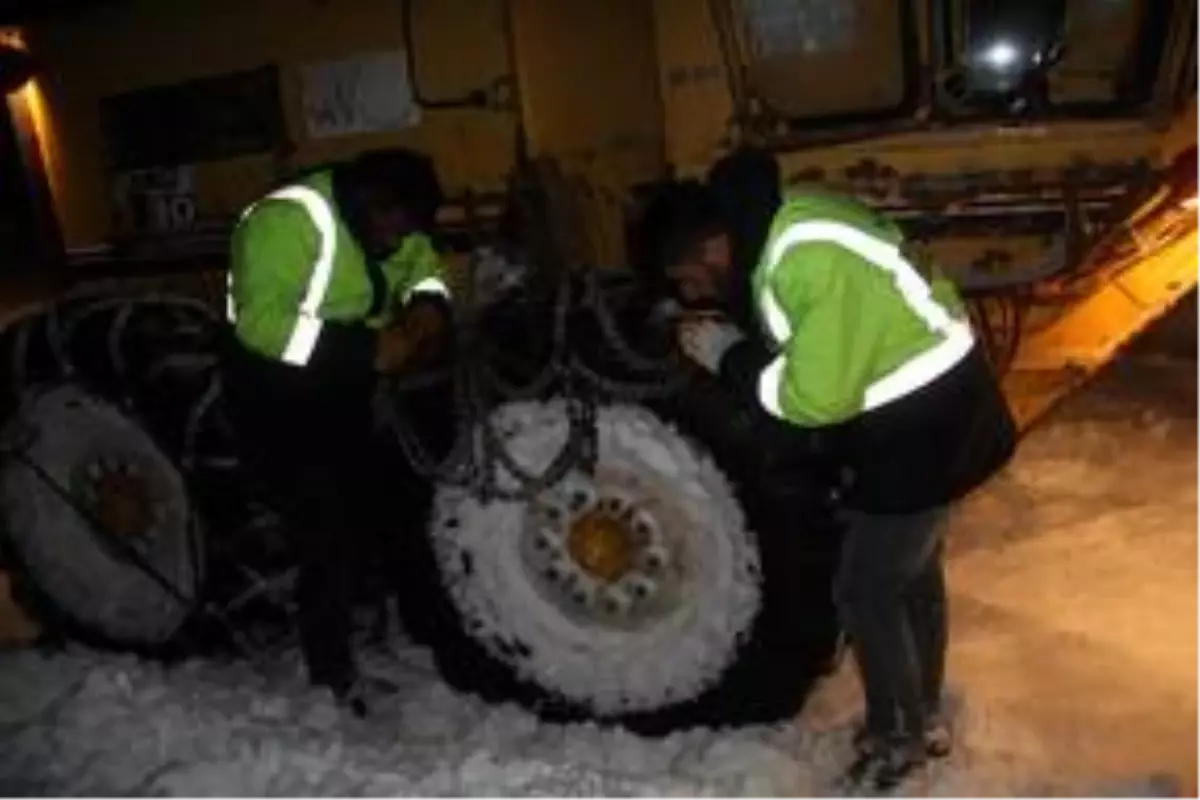 Van\'da yaşadıkları mahallede mahsur kalan 4 hasta, ilkyardım ekiplerince hastaneye ulaştırıldı