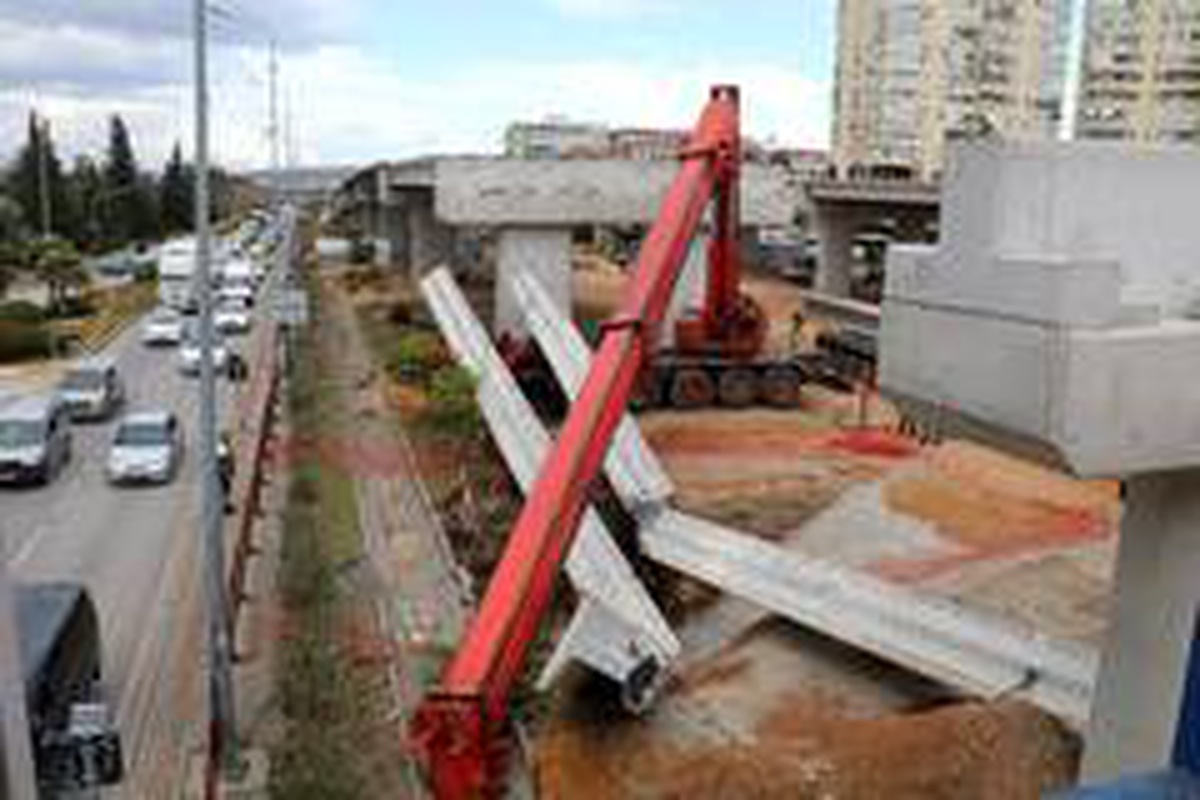 40 tonluk beton kirişi taşıyan vincin bomu kırıldı