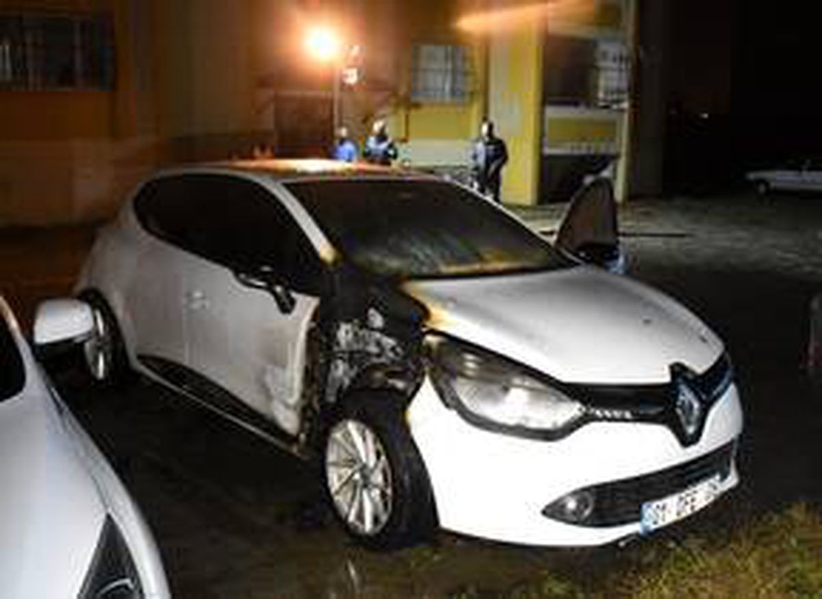Adana\'da kundaklanan otomobilde hasar oluştu