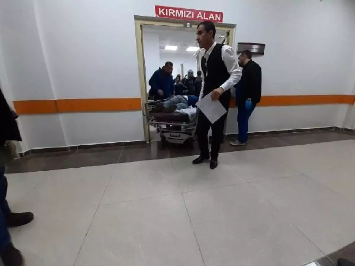 Adıyaman\'da işçilerin taşındığı servis minibüsü devrildi: 15 yaralı