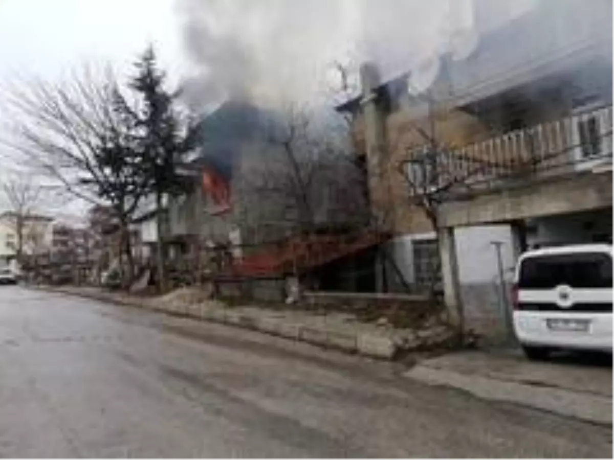 Ailesi hastanedeyken çıkan yangında kendini dışarı atıp yardım istedi