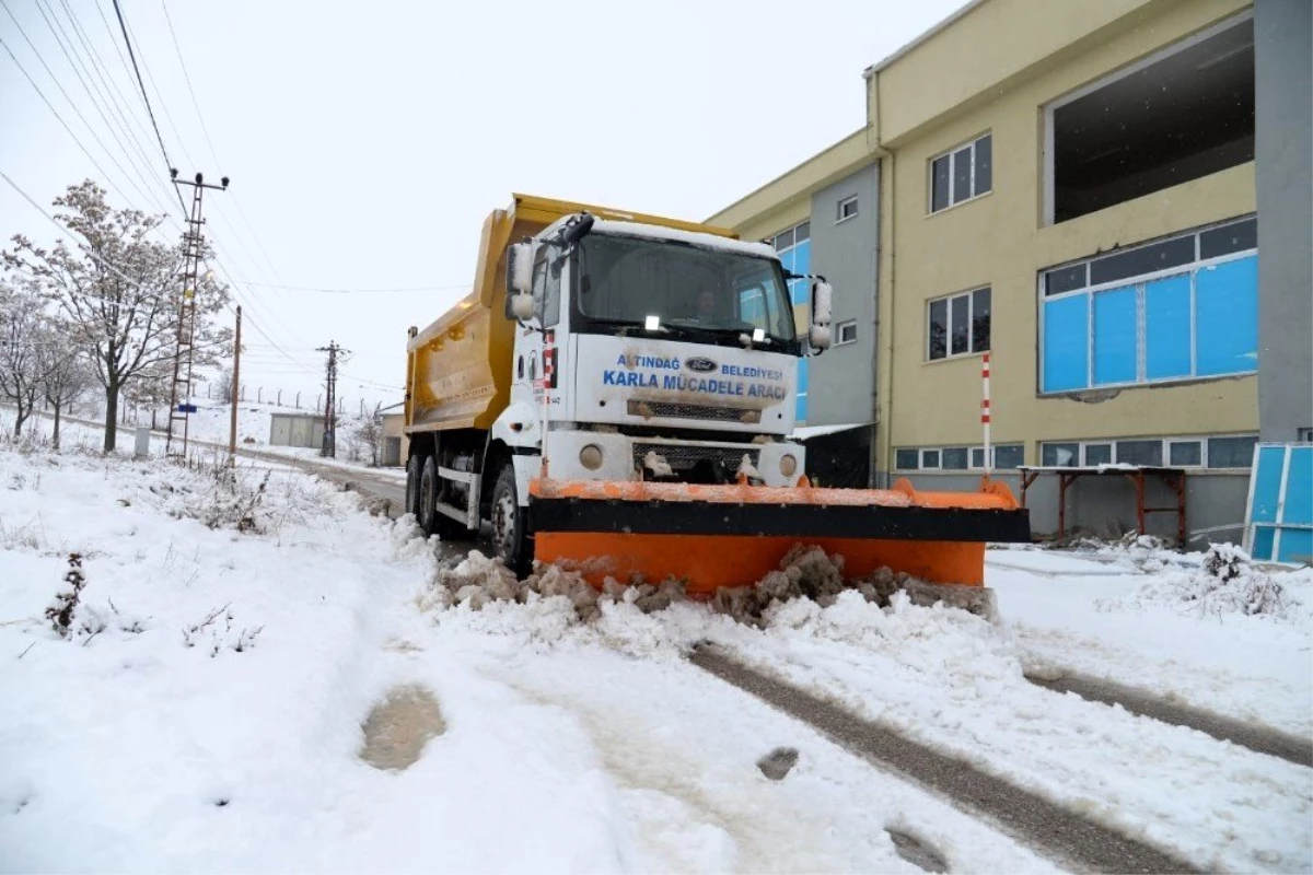Altındağ\'da karla mücadele sürüyor