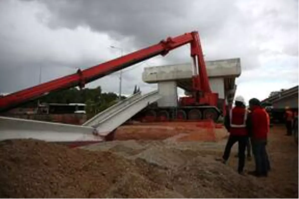 Antalya\'daki tramvay inşaatında 40 tonluk beton blok, vincin üzerine düştü