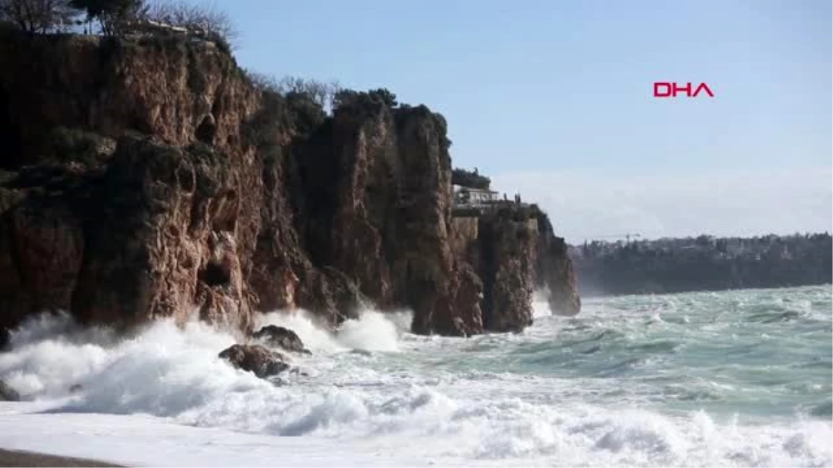 Antalya rus turist, dev dalgalar arasında yüzdü