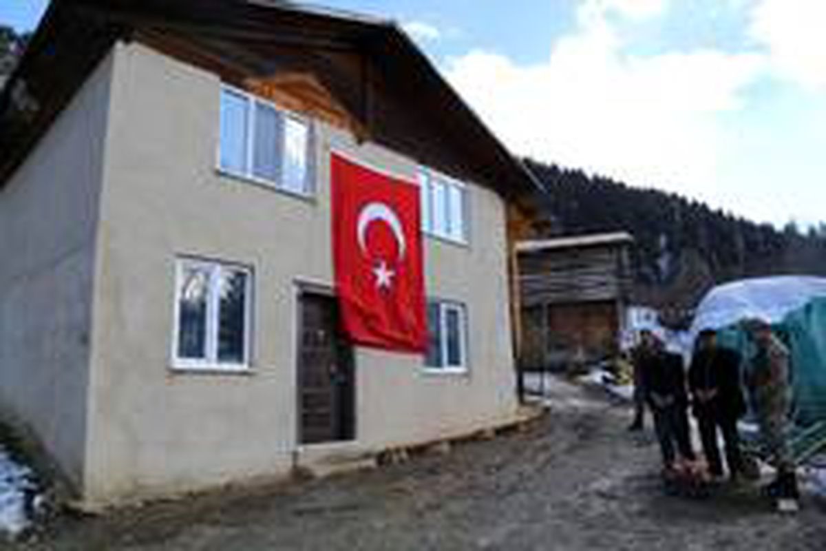 Artvinli çığ şehidinin baba ocağında yas