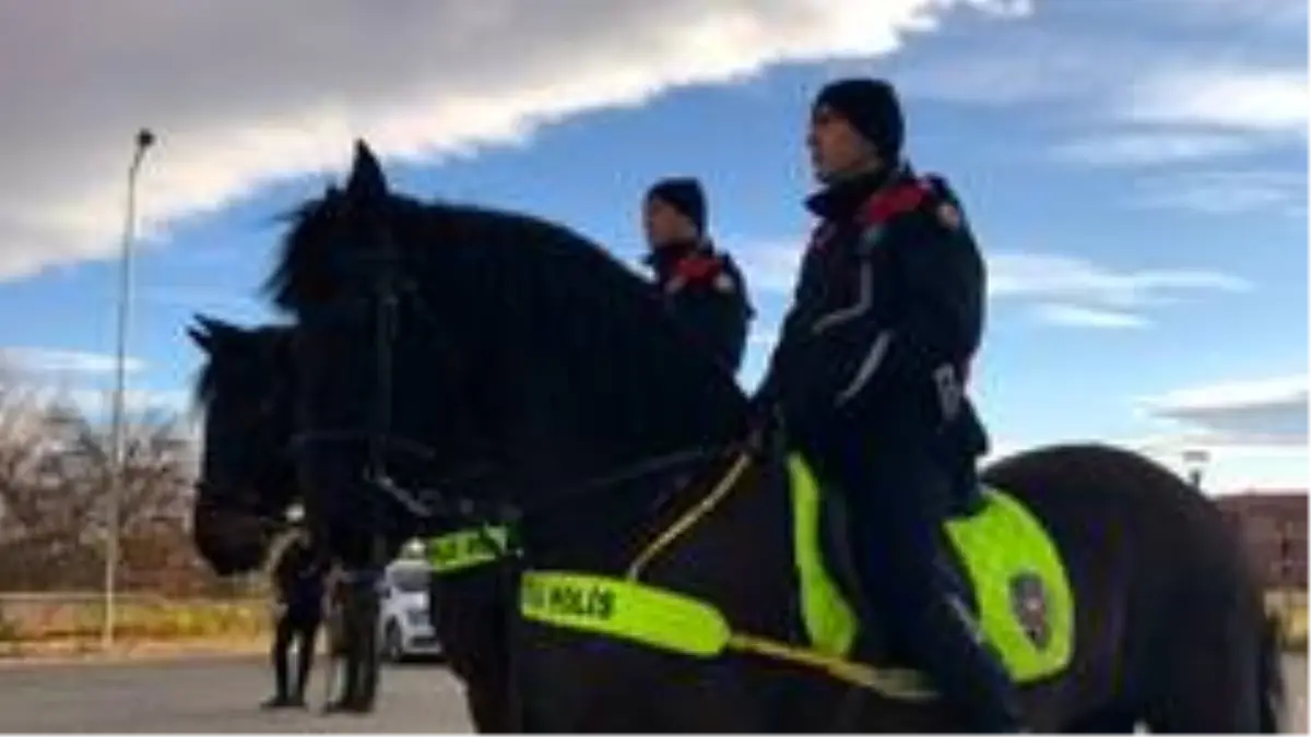 Atlı polisler heybetiyle dikkat çekiyor