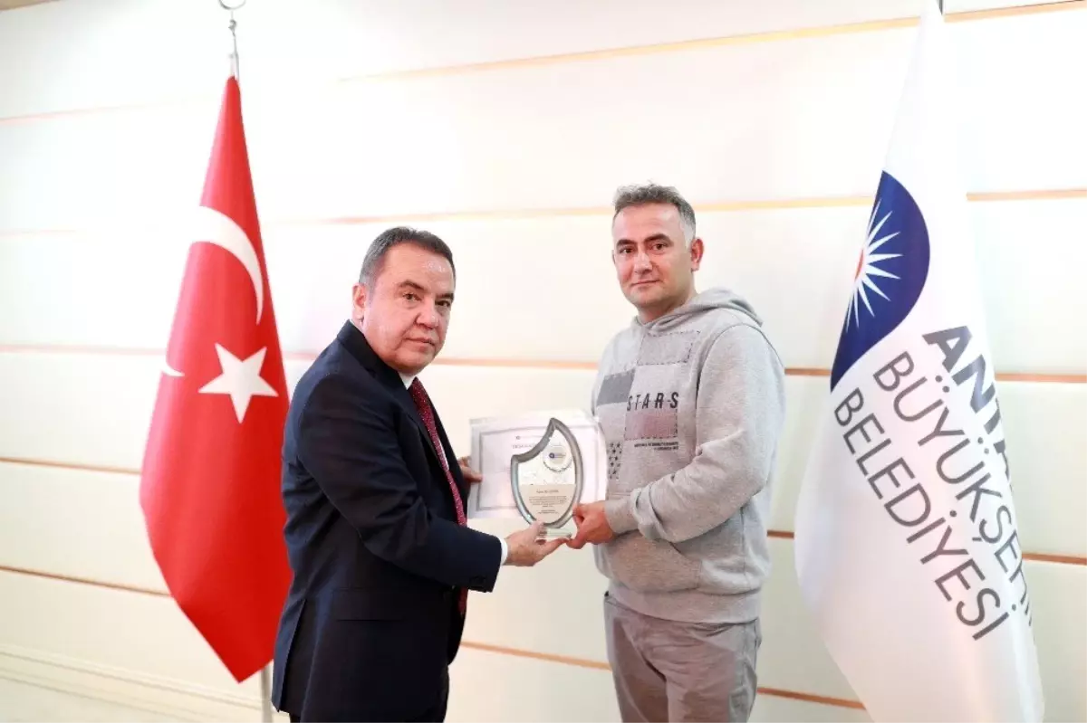 Başkan Böcek\'ten Elazığ\'da görev alan ekibe plaket