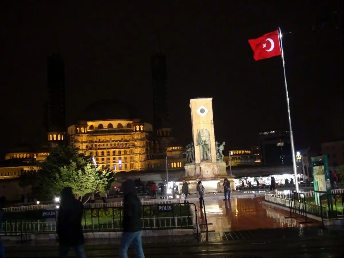 Beklenen kar yağışı Taksim\'de etkili olmaya başladı