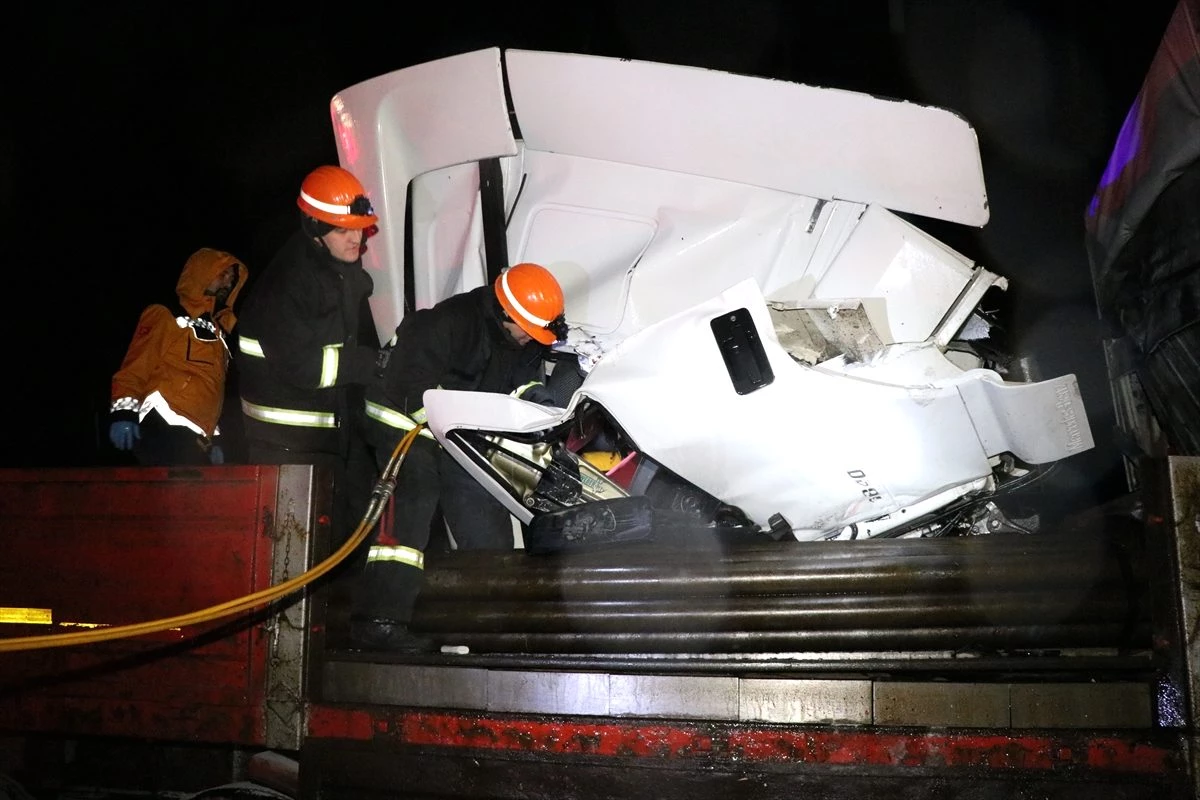 Bolu\'da meydana gelen kazada kabinde sıkışan tır sürücüsü 2 saatte kurtarıldı