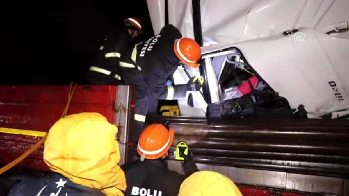 Bolu\'da meydana gelen kazada kabinde sıkışan tır sürücüsü 2 saatte kurtarıldı