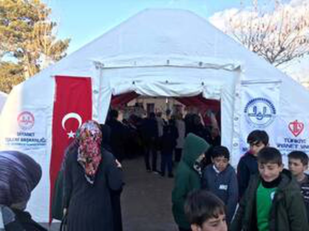 Depremzede çocukların gönüllerine dokunuyorlar