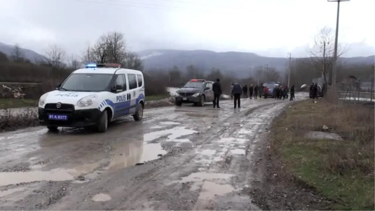 Dereye devrilen iş makinesinin operatörünü arama çalışmaları sürüyor