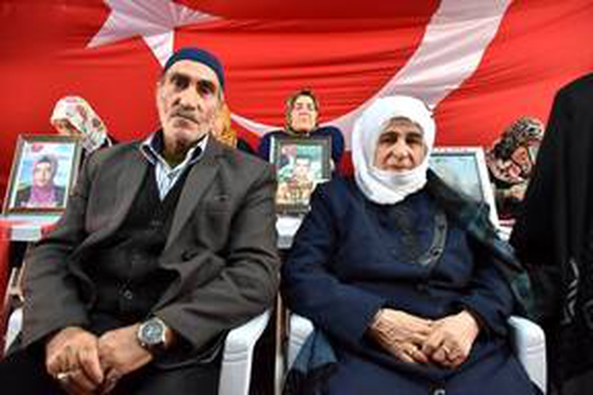 Diyarbakır annelerinin evlat nöbetine bir aile daha katıldı