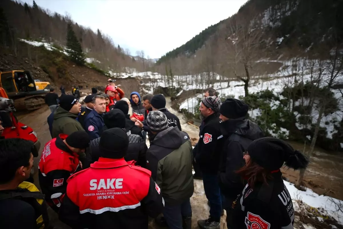 Düzce\'de dereye devrilen iş makinesinin operatörünü arama çalışmaları sürüyor