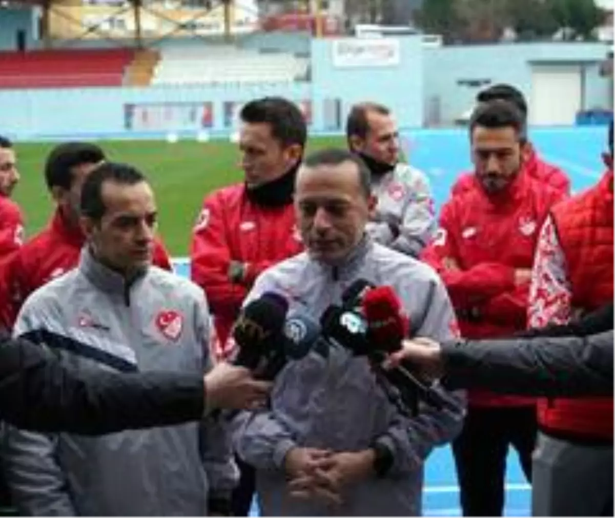 FIFA kokarlı hakemler ve sporcular yenilenen Burhan Felek Atletizm Stadı\'nda