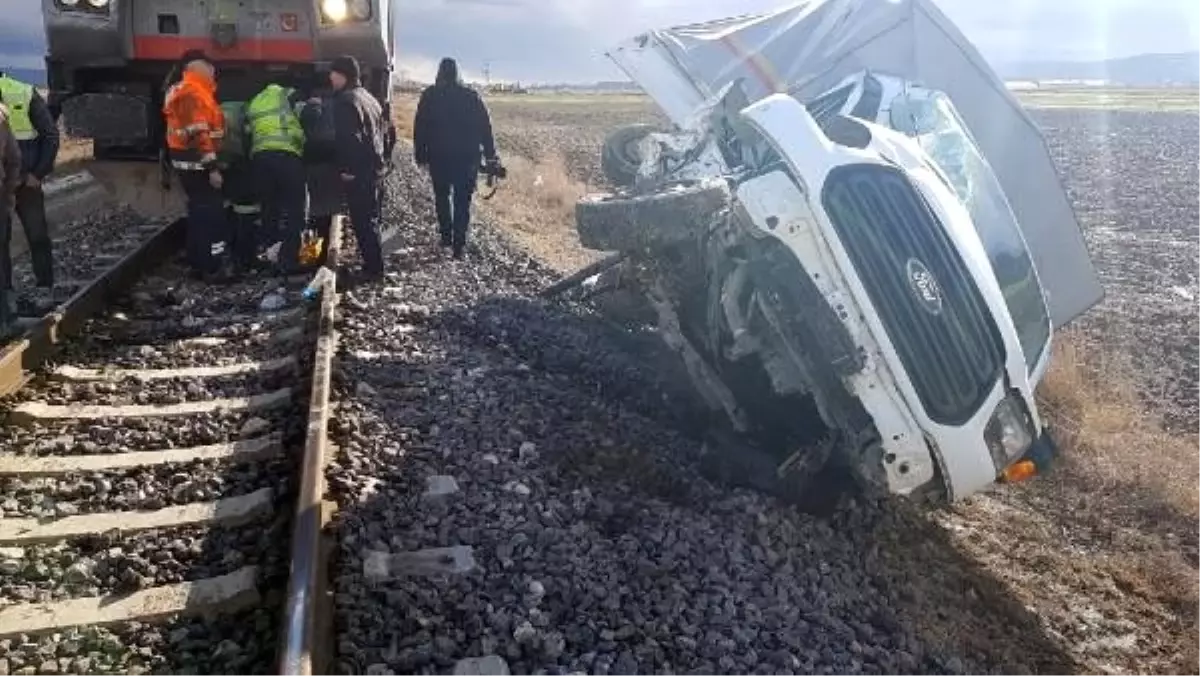 Hemzemin geçite bariyeri kırarak giren kamyonete tren çarptı