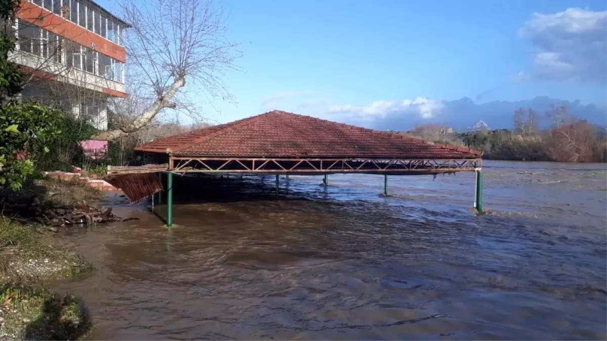 Irmak taştı zeytinlik ve portakal ağaçları sular altında kaldı