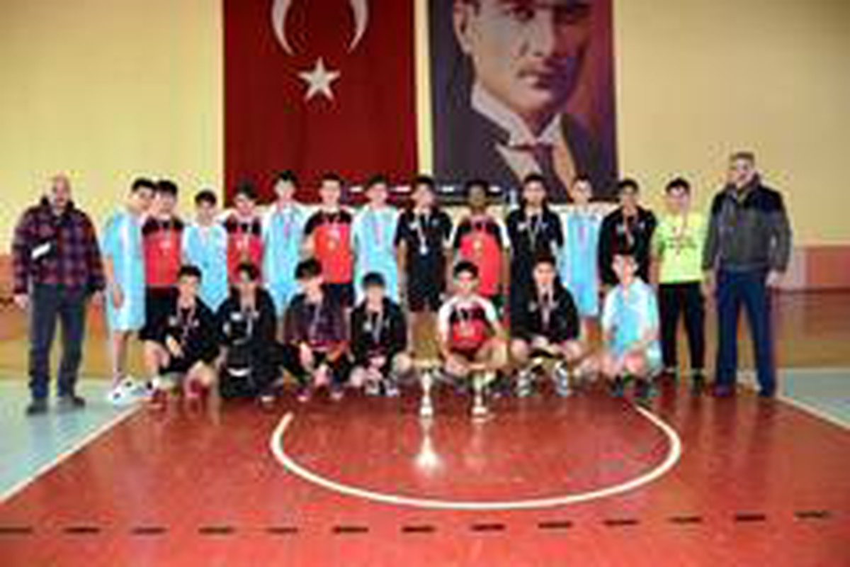 Isparta Spor Lisesi\'nde Hentbolde çifte şampiyonluk