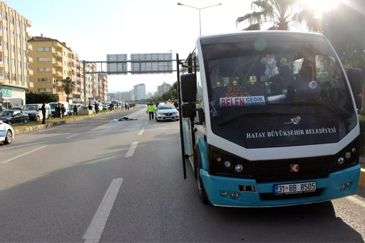 Karşıya geçerken araç çarptı, eşi ve oğlu gözyaşlarına boğuldu