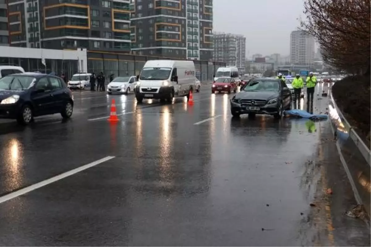 Kaza sonrası yolda önlem alırken otomobil çarpan sürücü öldü