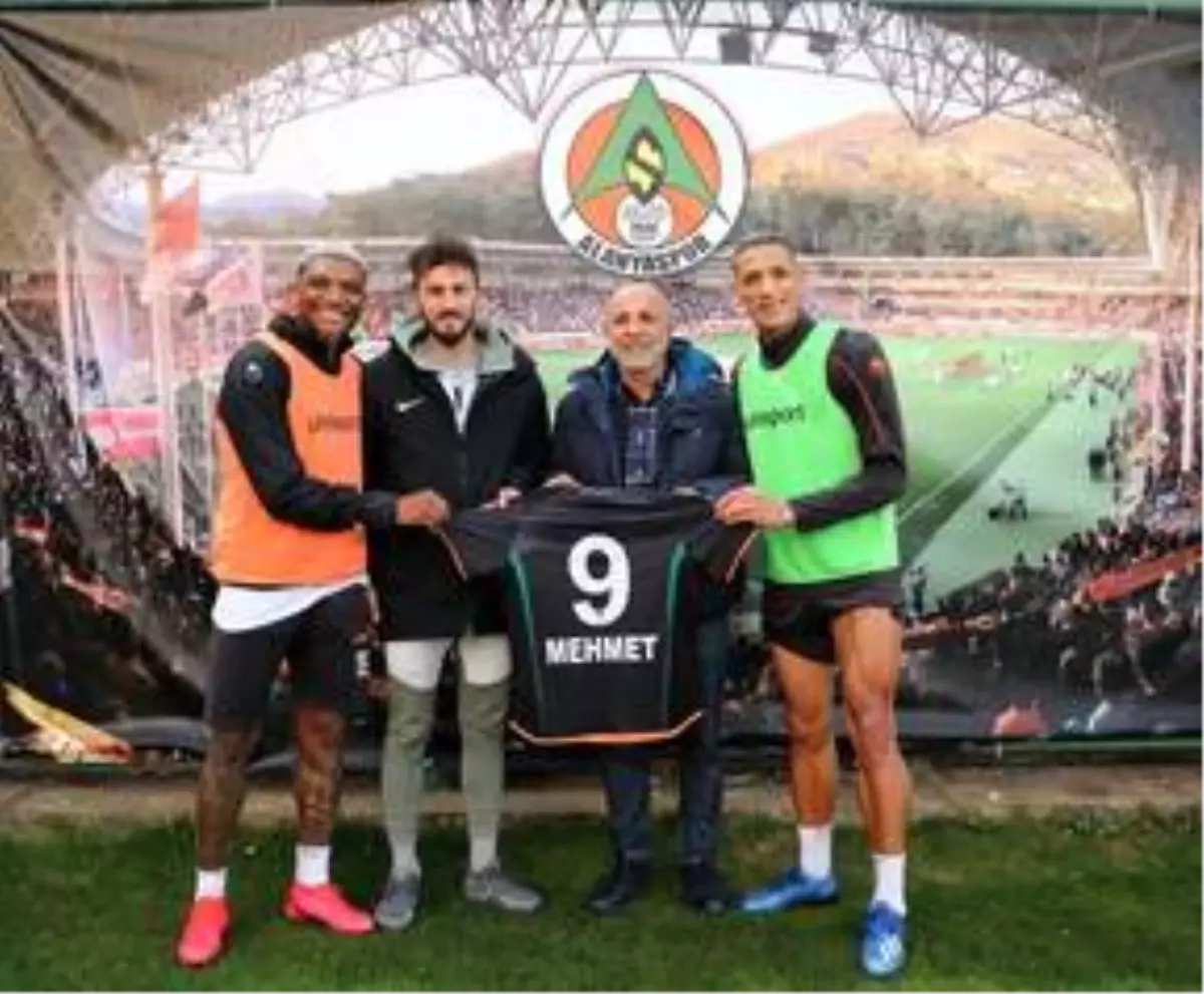 Kestelspor\'un centilmen futbolcusuna, Alanyaspor forması hediye edildi