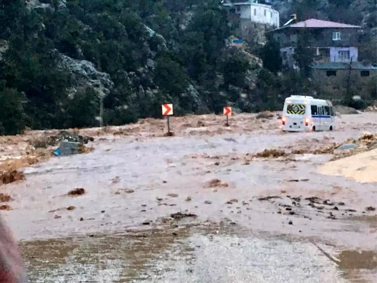 Mersin\'de selde kalan öğrenci servisini itfaiye ekipleri kurtardı