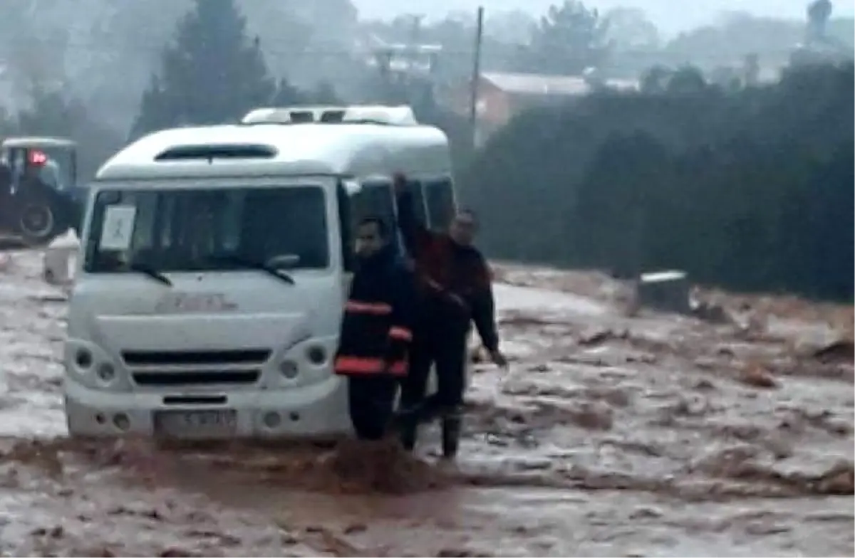 Mersin\'de selde mahsur kalan öğrenciler kurtarıldı